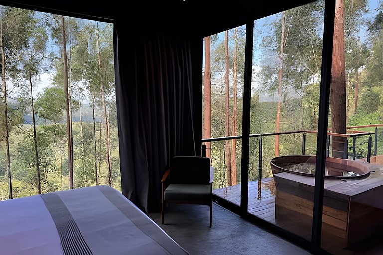 Casa na árvore ofurô + vista nas montanhas | única