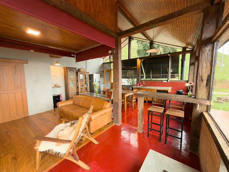 Linda Casa de Montanha com Jacuzzi (Casa Pedra)