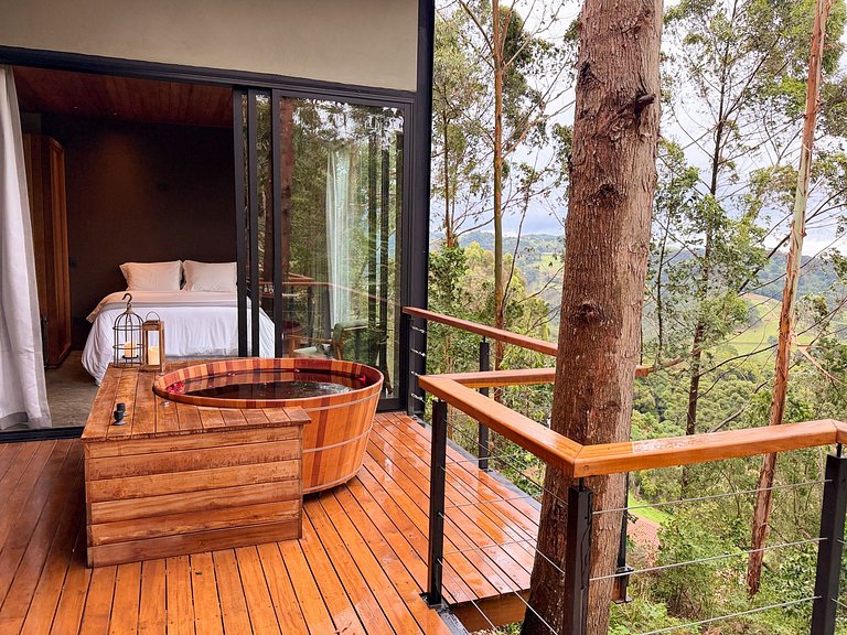 Casa na árvore ofurô + vista nas montanhas | única