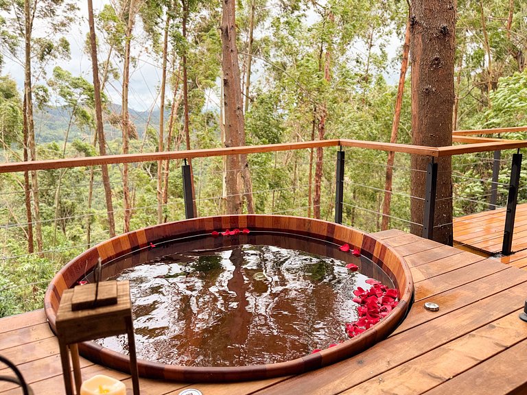 Casa na árvore ofurô + vista nas montanhas | única