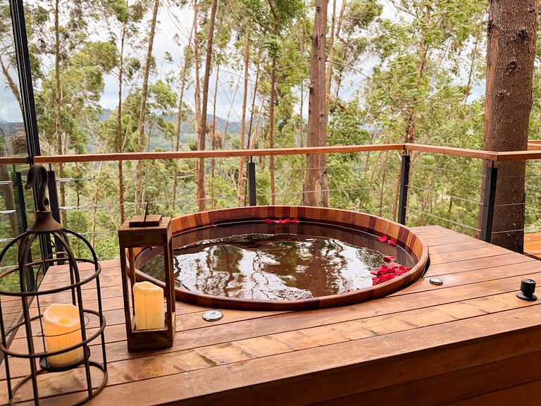 Casa na árvore ofurô + vista nas montanhas | única