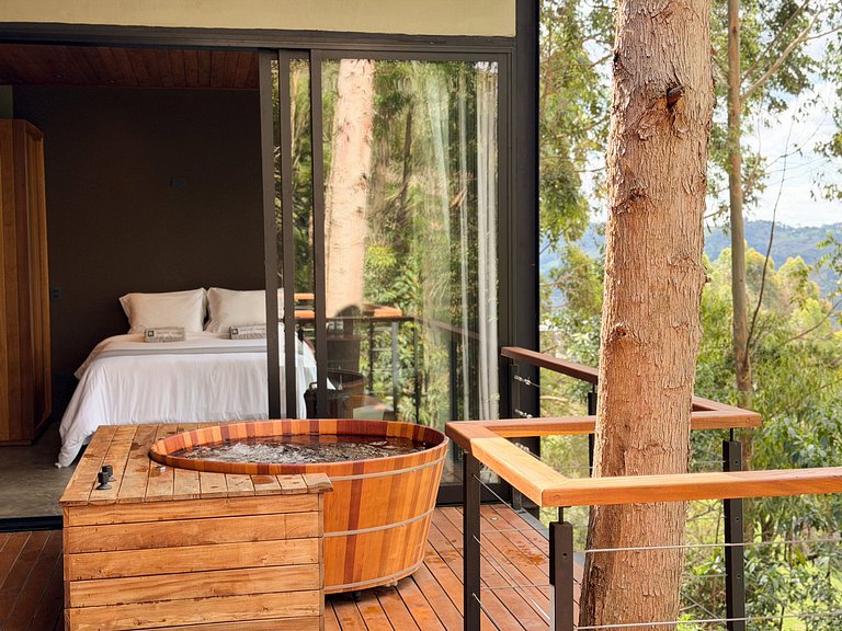 Casa na árvore ofurô + vista nas montanhas | única