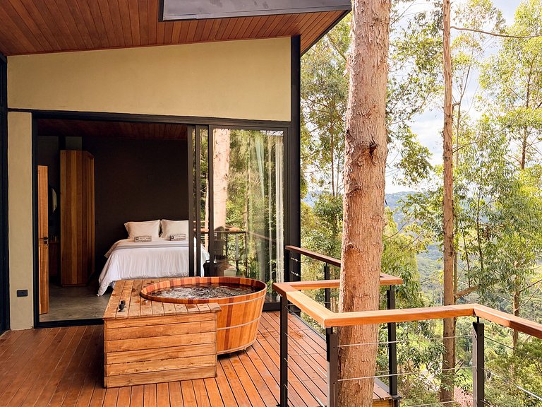 Casa na árvore ofurô + vista nas montanhas | única