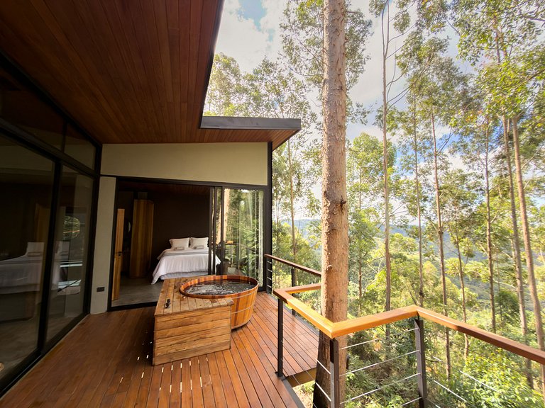 Casa na árvore ofurô + vista nas montanhas | única