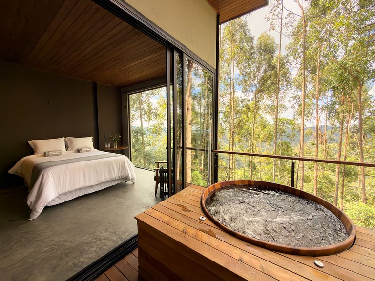 Casa na árvore ofurô + vista nas montanhas | única