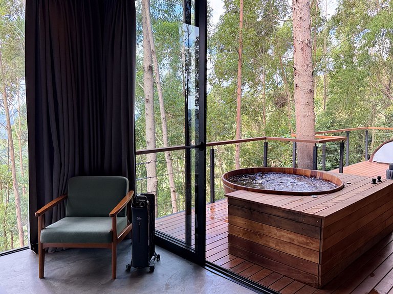 Casa na árvore ofurô + vista nas montanhas | única