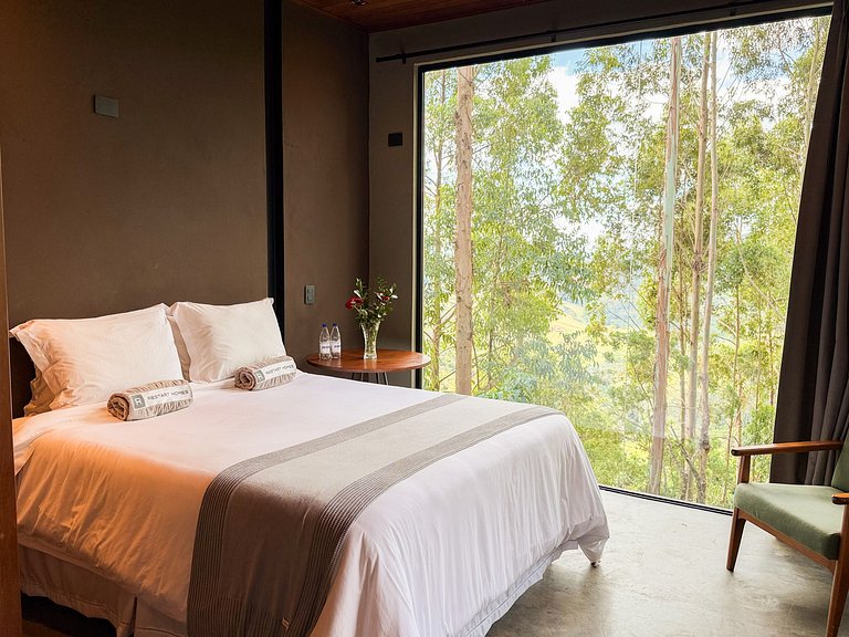 Casa na árvore ofurô + vista nas montanhas | única