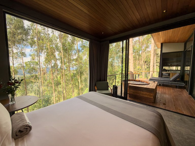 Casa na árvore ofurô + vista nas montanhas | única