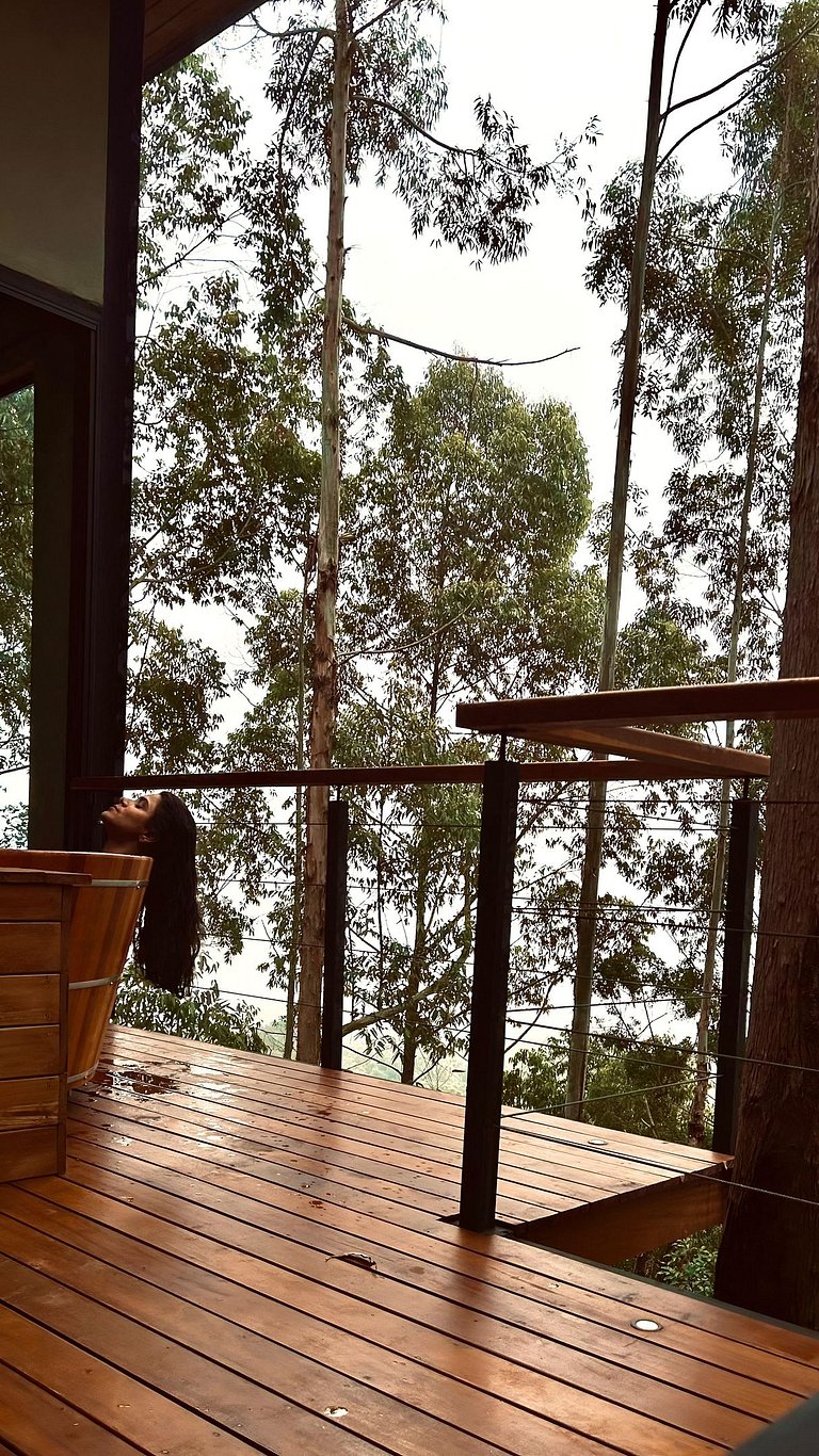 Restart Homes Casa na árvore ofurô vista montanhas